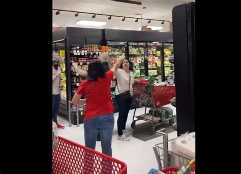Video Viral Compradores Corren A Gritos De Un Supermercado A Una Mujer