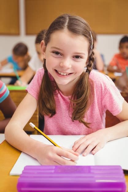 Niña Sonriendo A La Cámara En Clase Foto Premium