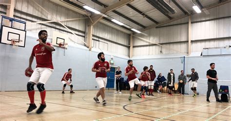 The game is a regular part of physical education classes in schools and. Dodgeball : la balle au prisonnier, version sportive ...