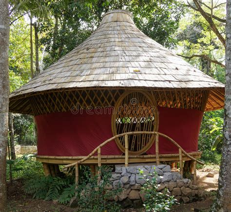 Hutte En Bambou De Cercle Dans Bali Photo stock - Image du cabane
