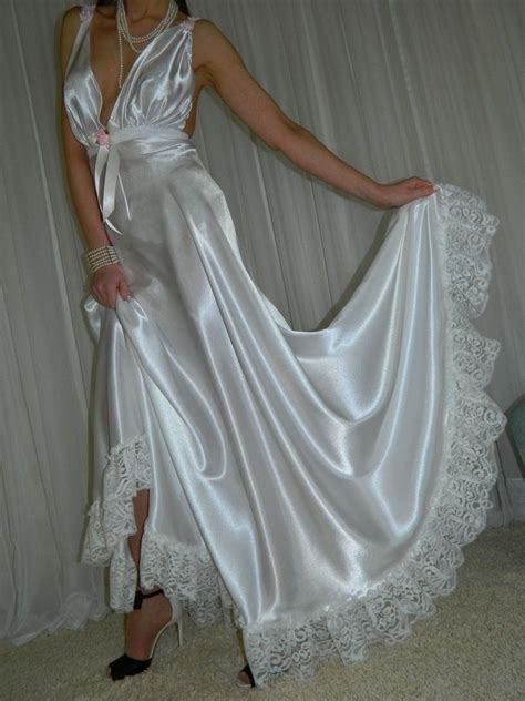 Pin Von Amnity Stevers Auf Nightgowns Hochzeitsdessous Satinkleider Nachtkleid