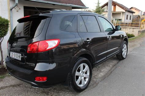 The santa fe drives well on and off paved. Hyundai Santa Fe 2,7 V6 GLS, 2006 god.
