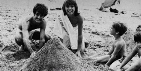 Actor and singer who became a teen idol thanks to the partridge family but always hated his superstar status. David & Sam (With images) | David cassidy, No one loves me ...