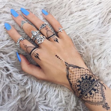 1001 Finger Tattoo Ideen Und Ihre Bedeutung Finger Tattoo For Women Finger Tattoos Hand
