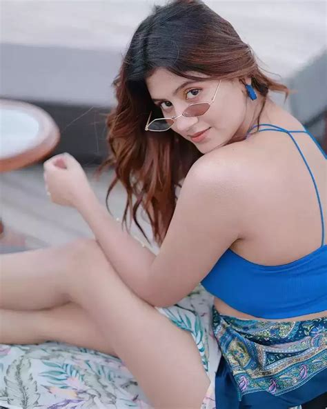 Anjali Arora Flaunts Her Sexy Curves In These Pics The Live Nagpur