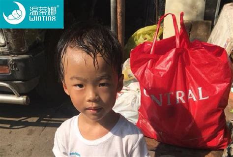 泰国5岁男童街头捡垃圾，知道真相后网友纷纷为妈妈做法点赞
