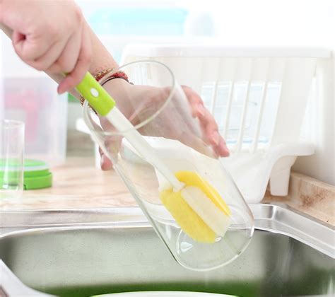 Cara menghilangkan sablon baju selanjutnya adalah menggunakan cairan m3. Cara Menghilangkan Bau Pada Botol Plastik - Menghilangkan Masalah