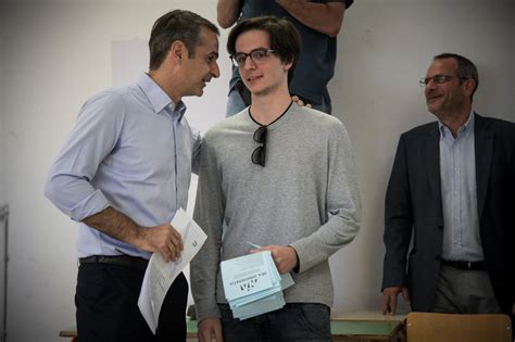 Ο πρωθυπουργός έφτασε το πρωί του σαββάτου στους φούρνους, όπου λειτουργεί εμβολιαστικό κέντρο για όλους τους κατοίκους προκειμένου παρακολουθήσει ο ίδιος τη διαδικασία του εμβολιασμού. Εκλογές 2019: Ο γιος του Μητσοτάκη ψήφισε για πρώτη φορά ...