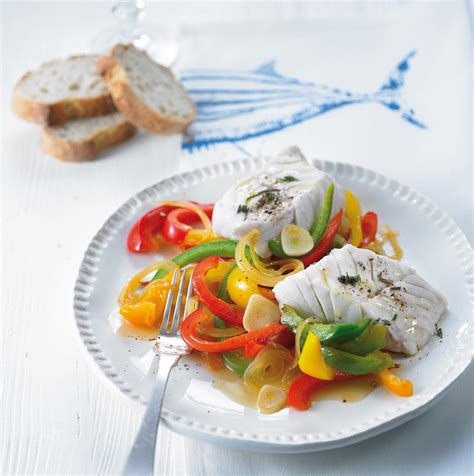Whole fillets of #alaskapollock67 is frozen into blocks right. Mediterraner Alaska Seelachs auf Paprikagemüse
