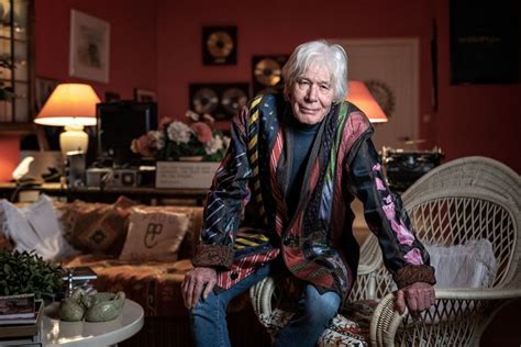 Paul van vliet tijdens een optreden op het haags uit festival]. Paul van Vliet (85) schrijft zich door lockdown heen: 'Er ...