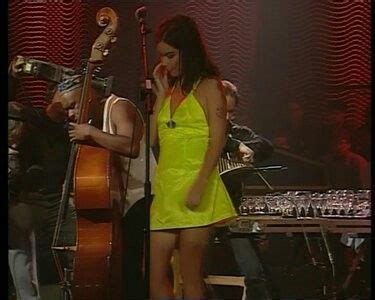 Mtv unplugged is a tv series showcasing many popular musical artists usually playing acoustic instruments. Bjork mtv unplugged dress | Mtv unplugged, Mtv, Music fashion