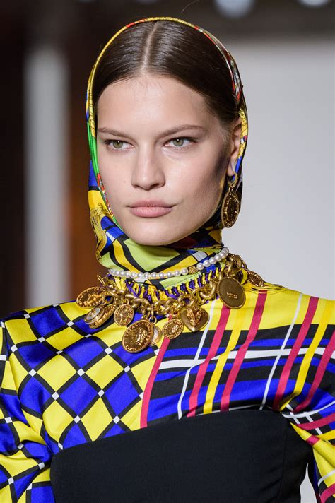 Versace Fall 2018 Fashion Show Details The Impression