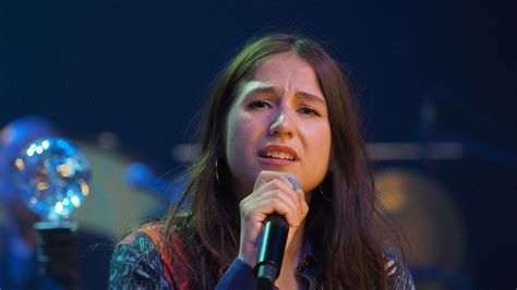 La Chanteuse Izïa Reprend Over The Rainbow De Judy Garland Dans Le