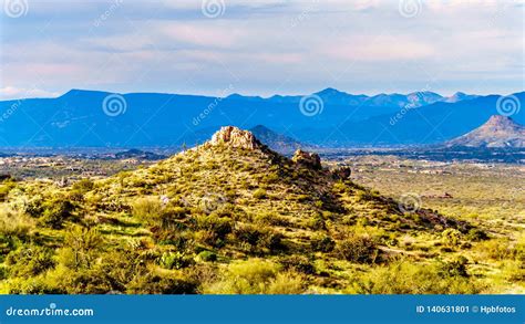 Vista Del Valle Del Sun Y De Las Montañas Rocosas Rugosas En La