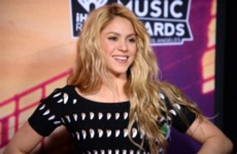 shakira is the first person ever to reach 100 million facebook likes