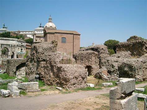 13quelle image de jules césar se dégage de l'œuvre de pasquier et quelles fonctions remplit au juste sous sa plume l'évocation du grand romain ? Temple de Jules César (Rome, 1er siècle av. J.C.) | Structurae