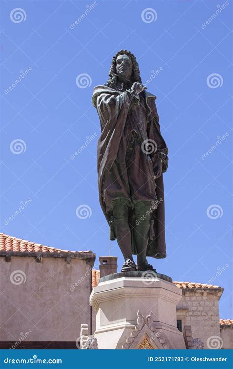 Monumento Del Poeta Ivan Gundulic En La Ciudad Antigua De Dubrovnik