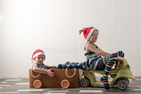Twee Grappige Die Jongens In Een Santa Claus Hoed Spelen Met Paarden Op