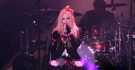 Avril Lavigne Asks For Prayers Following Health Issues Cbs News
