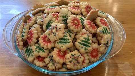 Rolled oats are incorporated into the batter to give it additional flavor and texture. Paula Deen Spritz Cookie Recipe / 7 Easy Holiday Sugar ...