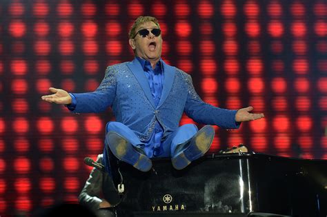 Alla fine del 1970, elton john aveva appena iniziato ad aprirsi un varco in gran bretagna, avendo già fatto, in materia di popolarità, significativi passi in avanti negli. Elton John launches YouTube competition for videos of his ...