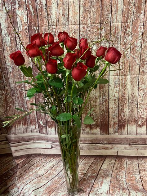Eighteen Red Roses In A Vase In San Francisco Ca Elizabeths Flowers