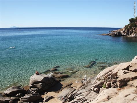 La spiaggia, con fondo sabbia si trova a campo nell'elba. La spiaggia di Cavoli all'Isola d'Elba