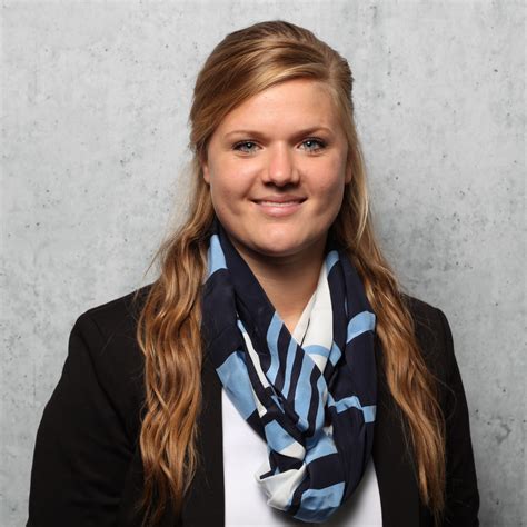 Einfach eine überweisung vornehmen oder einen dauerauftrag einrichten, wann es ihnen passt. Isabell Moret - Online-Spezialistin - Volksbank ...