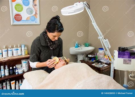 Beauty Therapist Doing A Facial Procedure In A Day Spa Editorial Image Image Of Inside Luxury
