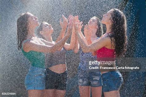 Girl Group Shower Fotografías E Imágenes De Stock Getty Images