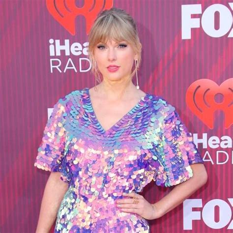 Taylor Swift Is A Technicolor Dream At 2019 Iheart Radio Music Awards