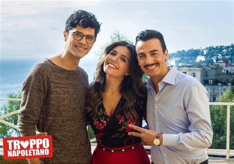 La storia racconta di quando l'ex marito della protagonista, un popolare cantante neomelodico, perde la vita lanciandosi comicamente dal palco. Troppo Napoletano: innamorarsi per la prima volta - L ...