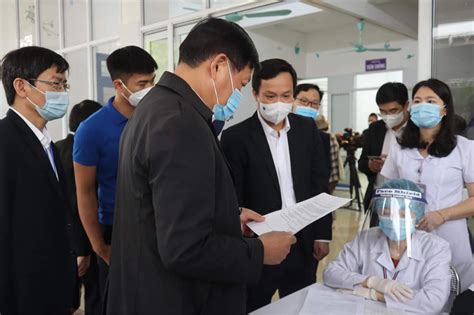 Ưu tiên trước cho lực lượng tuyến đầu. Thứ trưởng Bộ Y tế trực tiếp tiêm vaccine COVID-19 tại Hải ...