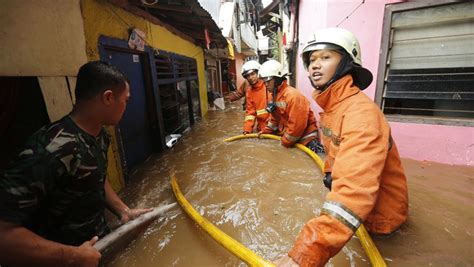 Elf Doden Bij Overstromingen In Jakarta De Morgen