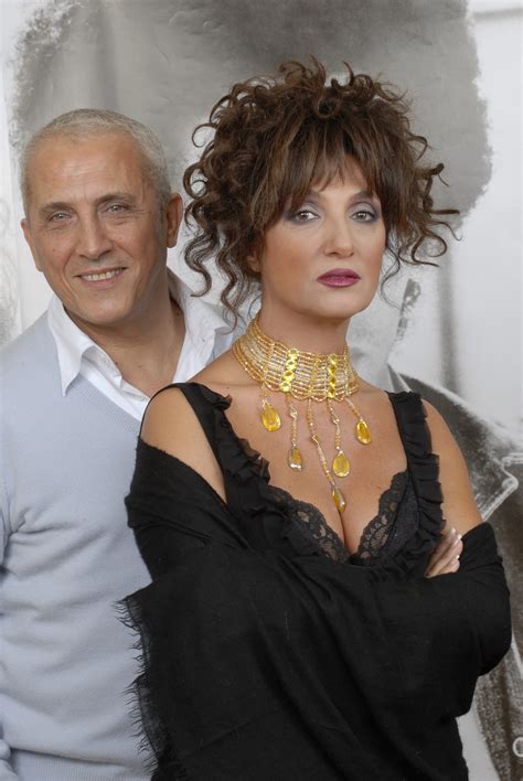 Il cantautore catanese negli anni ha donato alla musica italiana e nonostante la malattia degli ultimi anni, il legame di gianni bella con la musica è rimasto sempre. L'ultima poesia - Marcella e Gianni Bella