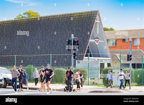 Personas que cruzan en un paso de peatones en australia fotografías e