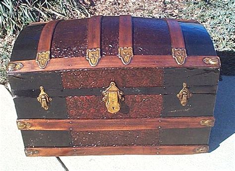 216 Antique Trunks Crimson Humpback Dome Top With A Shadow