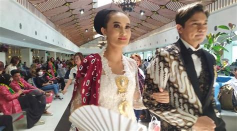 Peringati Hari Batik Rory Wardana Gelar Fashion Show Di Bandara Wow