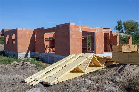 Sněmovna schválila nový stavební zákon. Nový stavební zákon nemusí znamenat spásu pro stavebníky ...