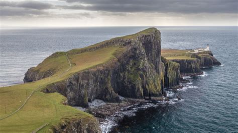 An aerial cableway is used to take supplies to the lighthouse and cottages. Neist Point auf der Isle of Skye: Kraftvoller Insel ...