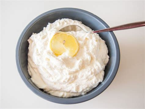 Her damit, und am besten gleich zwei stücke, bitte! Zitronencreme für eine Zitronentorte | Rezept | Zitronen ...