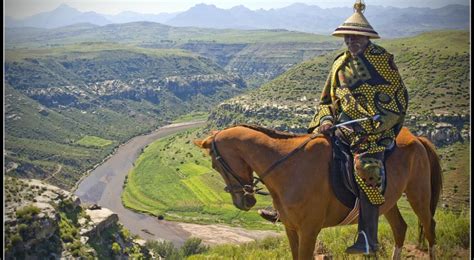 He succeeded his father, moshoeshoe ii, when the latter was forced into exile in 1990. Pin de Raywell Selemo en Riders | Etnias del mundo, Viajar ...
