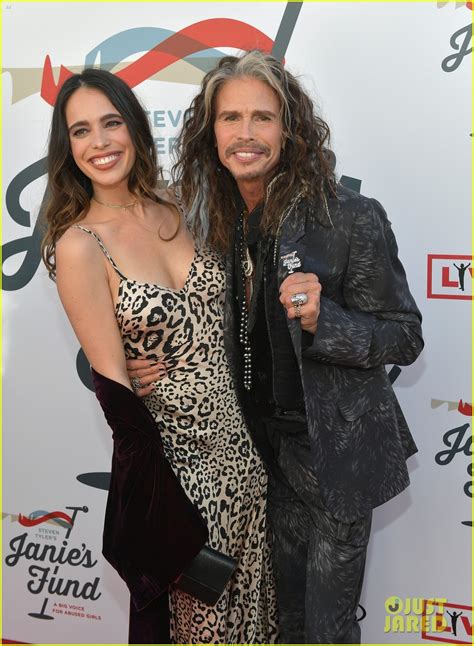 Steven Tyler And Girlfriend Aimee Preston Share A Smooch At Grammy Viewing Party Photo 4023542