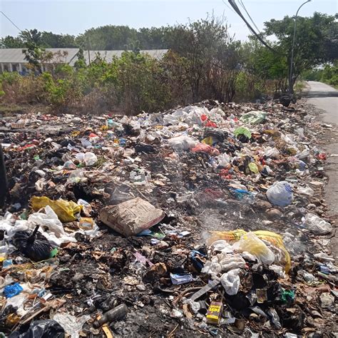 Tumpukan Sampah Di Area Jln Adi Sucipto Berbau Menyengat Salam Timor