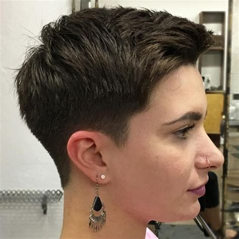If you have a rounded forehead and jawline, and the length of your face is about equal to its width then you have a round face. Short Androgynous Haircuts for Round Faces 2021 | Short ...