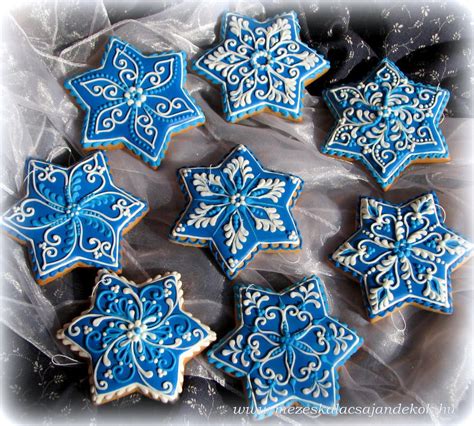 I saw these very pretty snowflake cookies at shelby's blog, the life and loves of grumpy's honeybunch. Stars | Christmas cookies decorated, Christmas cookies ...