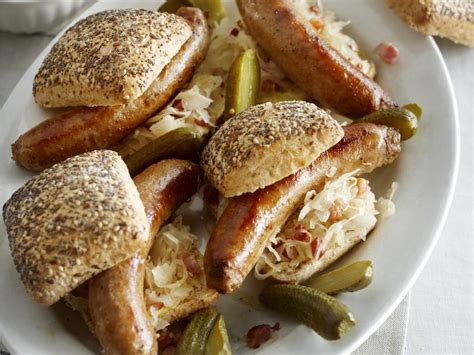 Maaltijdbroodjes met zuurkool en worst