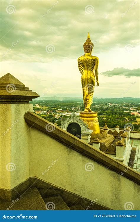 Estatua De Buda Caminando En El Templo Phra That Khao Noi Imagen De