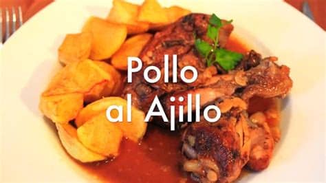 Primero, picaremos la cebolla, ajo, pimiento rojo y verde. Pollo al ajillo - Recetas de cocina ligeras - YouTube