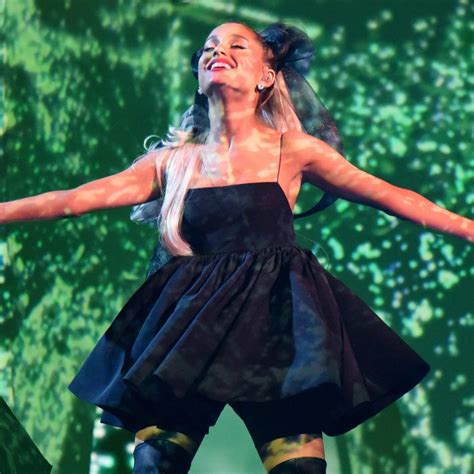 Ariana Grande Pulled Off Green Lipstick And Eyeshadow For The “wicked” Concert Taping